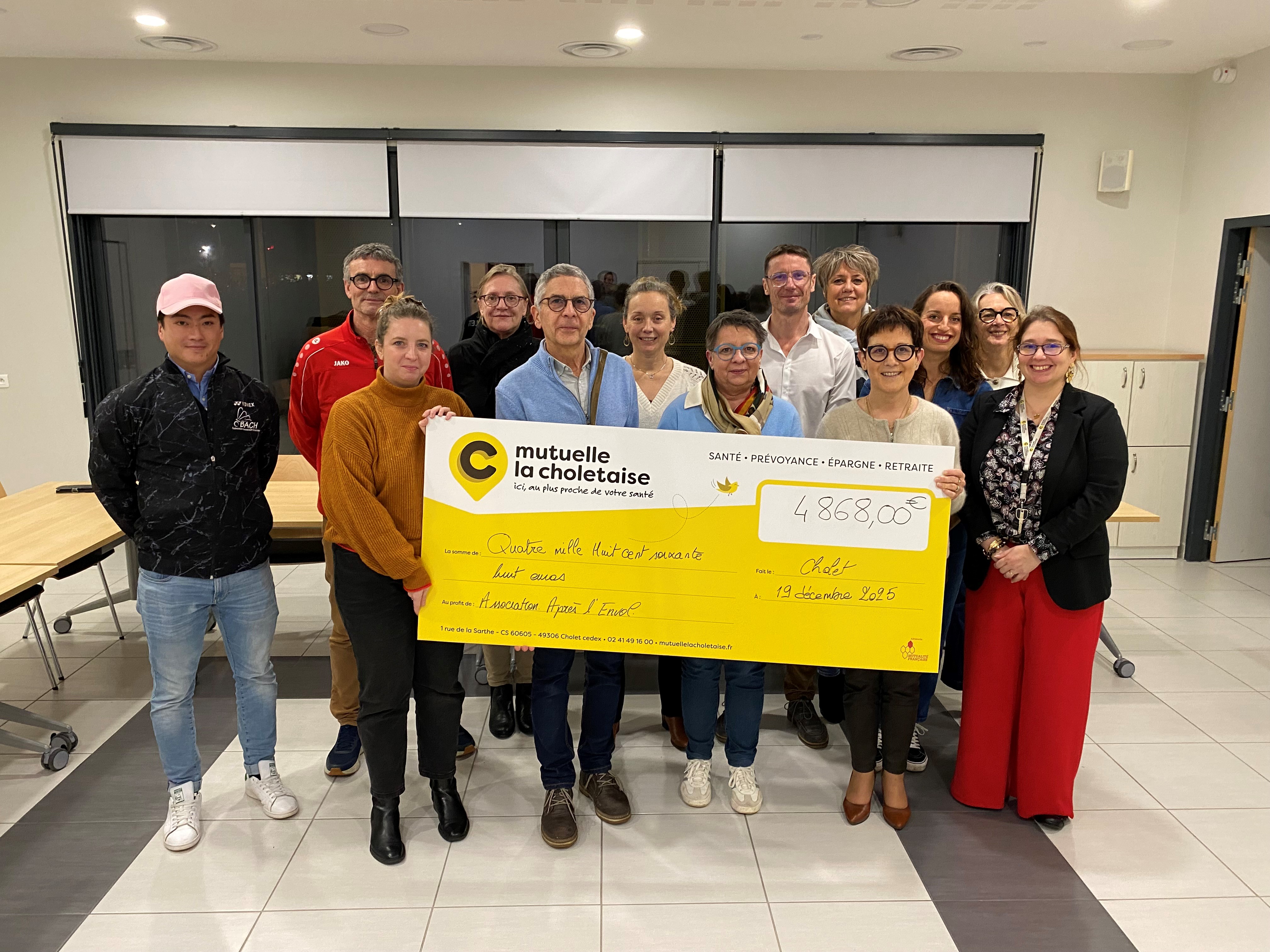 Remise d'un chèque à l'association Après l'Envol